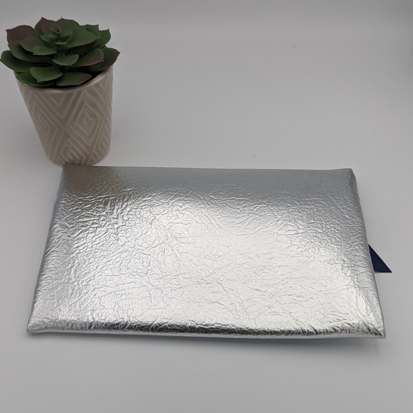 Ipsy Glam Bag Plus Silver December 2019 New - Picture 2 of 3